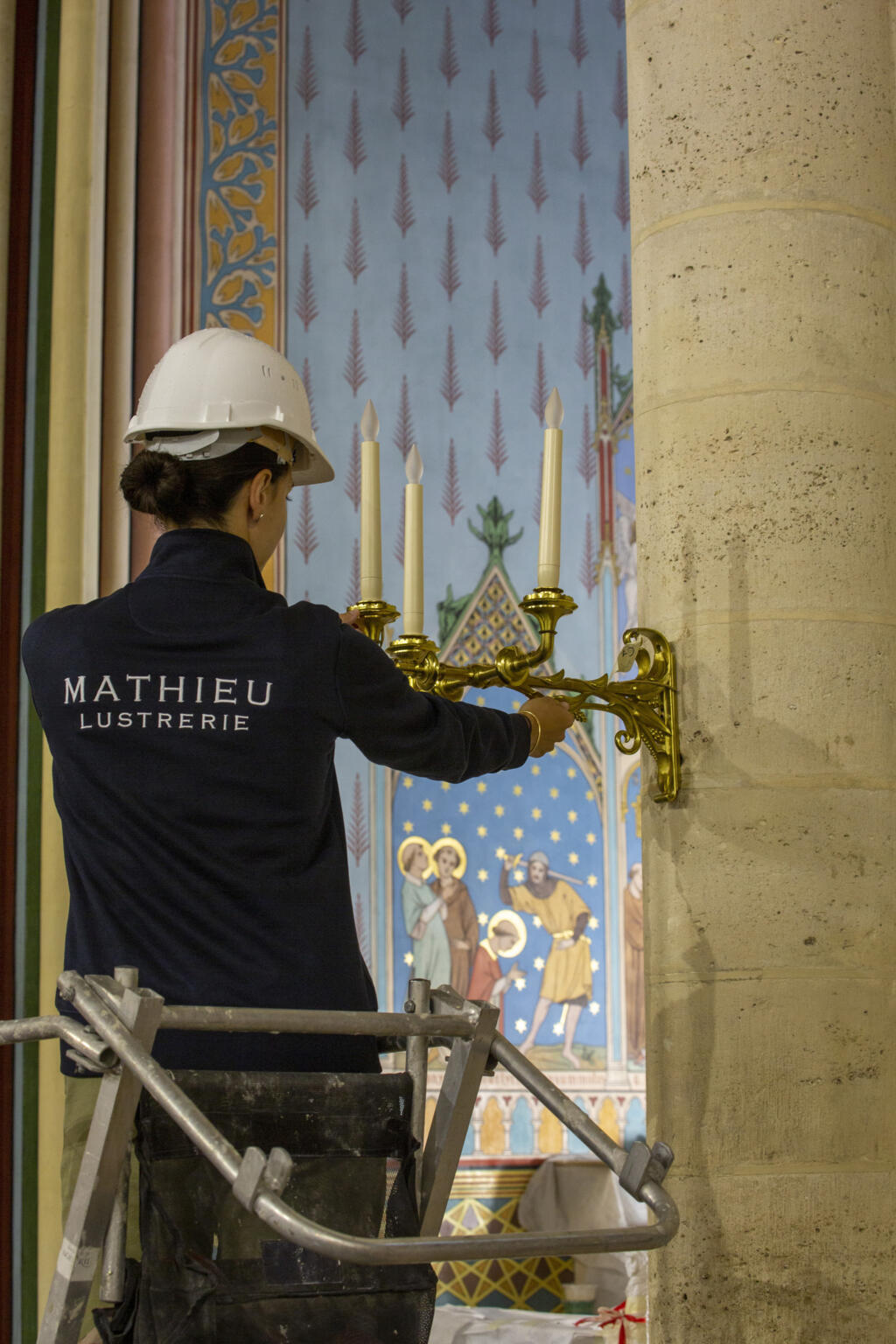 Installation de luminaires à Notr-Dame de Paris.
