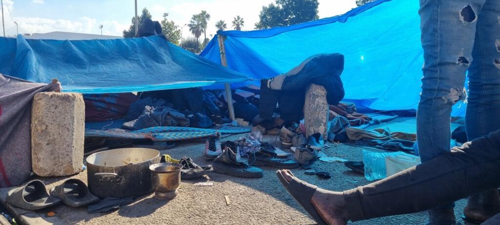 Les tentes de fortunes installées par les migrants subsahariens de la Route d’Ouled Ziane sur le périphérique de Casablanca.