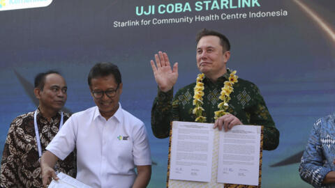 وزیر بهداشت اندونزی و ایلان ماسک، پس از امضای توافق نامه راه‌اندازی سرویس اینترنت ماهواره‌ای استارلینک در دنپاسار. اندونزی / 19 مه‌ 2024