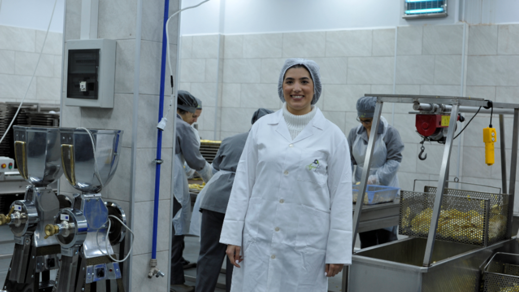 Rimane Aziz, présidente et fondatrice d'Agrofitt, usine de fabrication de chips de pommes.