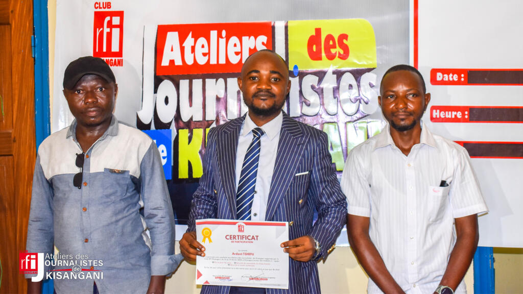 De g. à dr. : Jean-Claude Fundi ; le journaliste Ardant Tshefu et Ernest Mukili de l’UNPC, l’UNION NATIONALE DE LA PRESSE CONGOLAISE, lors de la remise des brevets aux participants des Ateliers des Journalistes de Kisangani.