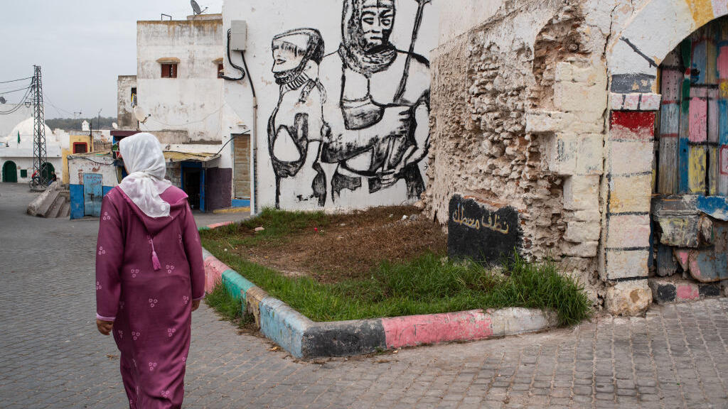 Une femme marche dans les rues colorées de la médina. (Photo d'illustration)