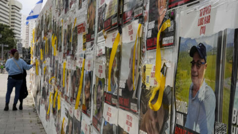 تصویری از گروگان نجات یافته لوئیس هار بر روی دیواری در تل آویو، ۱۲ فوریه ۲۰۲۴.