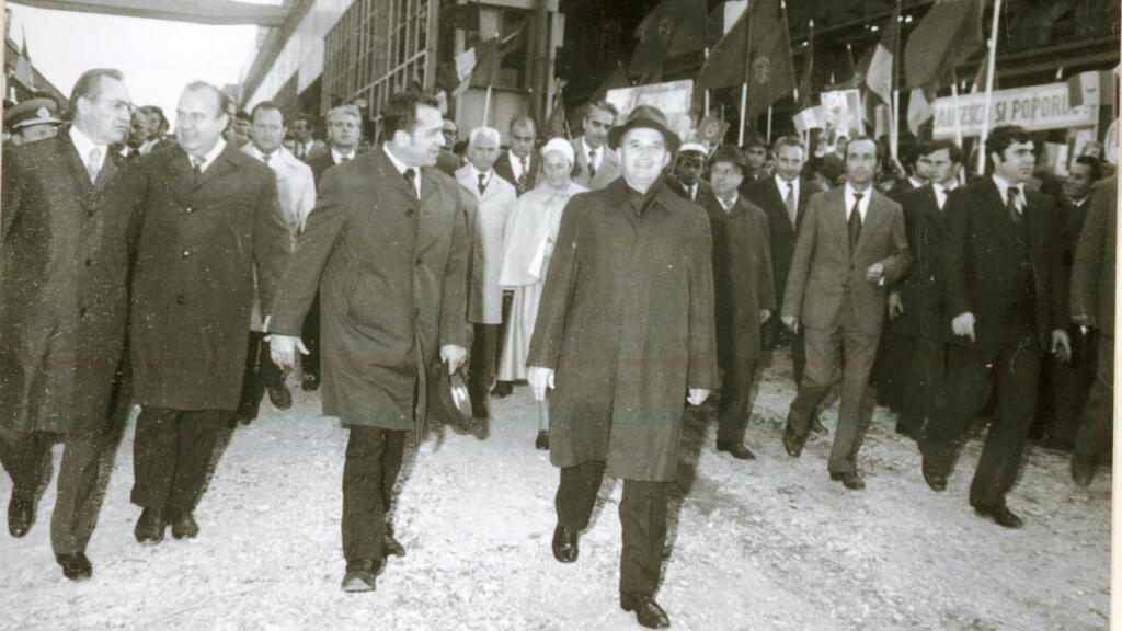 Vizita de lucru a lui Nicolae Ceauşescu, împreună cu Elena Ceauşescu şi alţi conducători de partid şi de stat, în judeţul Iaşi. Pe platforma Combinatului de Utilaj Greu – Nicolina, Iaşi