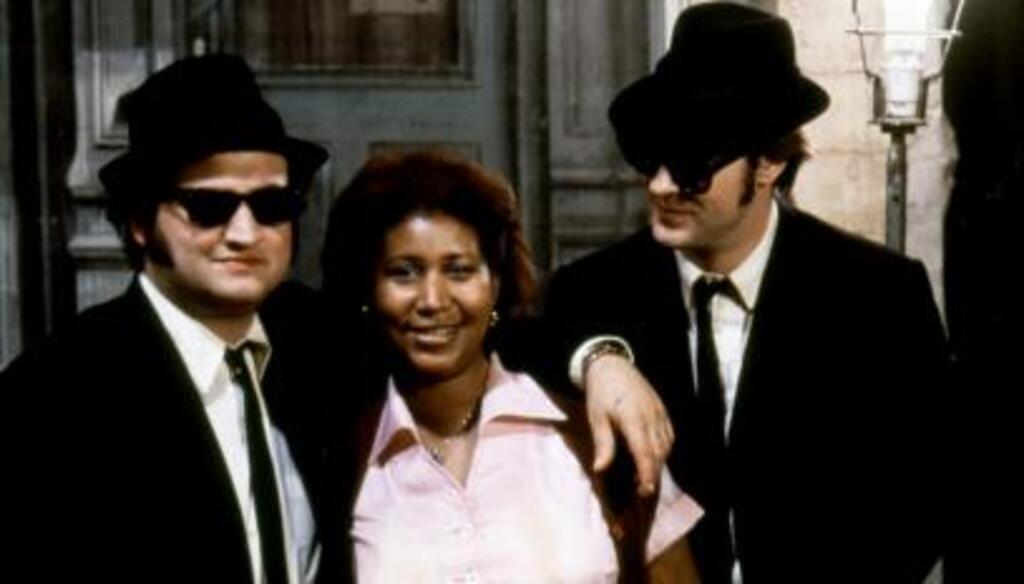 John Belushi et Dan Aykroyd, aux côtés de la chanteuse américaine Aretha Franklin, pendant la comédie musicale "The Blues Brothers, de John Landis.