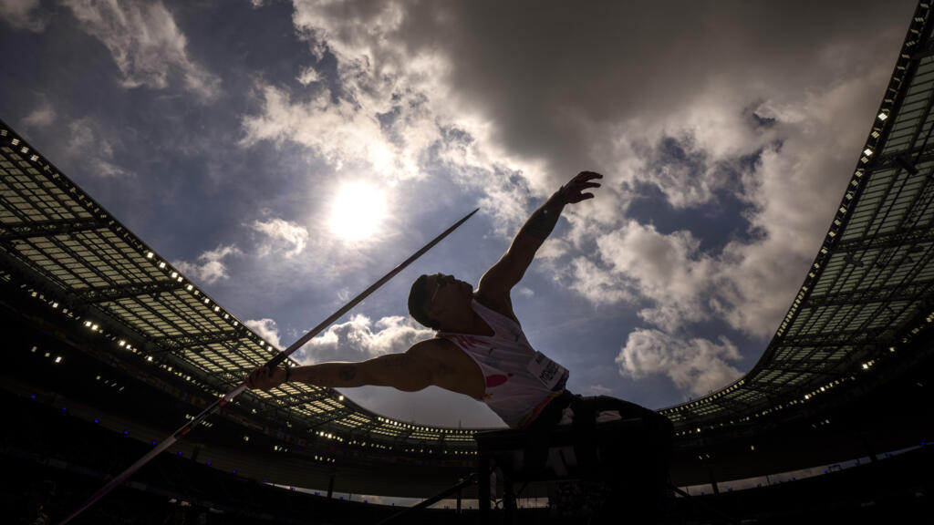Le Colombien Medina Meneses participe à la finale F34 du lancer de javelot masculin au stade du Stade de France, lors des Jeux paralympiques de Paris 2024, le mercredi 4 septembre 2024.