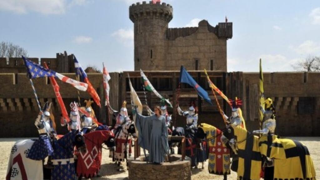 Plus d'un million de visiteurs viennent tous les jours au Puy du Fou. Une enquête sur un parc qui déforme l'histoire. «Le Puy du faux», éditions les Arènes. 