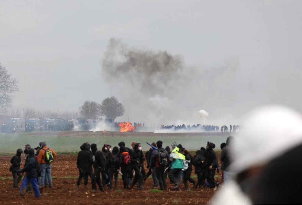 Protesto em Sainte-Soline acabou com violentos confrontos entre a polícia e manifestantes. (25/03/2023)