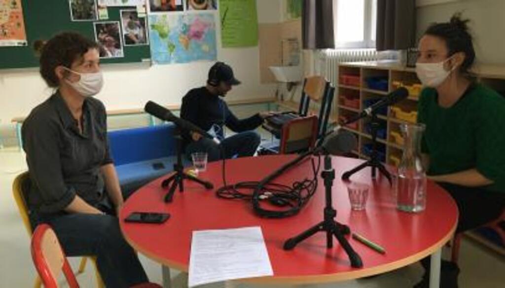Camille Labro et Flore Granboulan en studio à l'Ecole comestible.