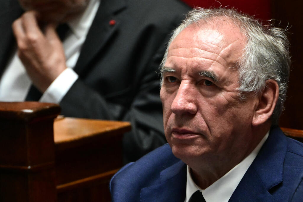 Le Premier ministre François Bayrou rejoint les bancs de l'Assemblée nationale afin d'écouter chaque président de groupe en réponse à son discours, le 8 septembre 2025.