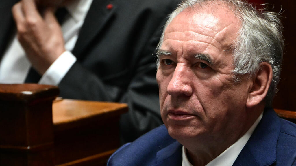 Le Premier ministre François Bayrou rejoint les bancs de l'Assemblée nationale afin d'écouter chaque président de groupe en réponse à son discours, le 8 septembre 2025.