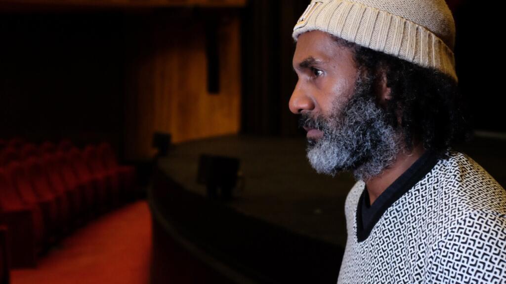 L'artiste kanak Rémy Hnaije en un mot, un geste et un silence