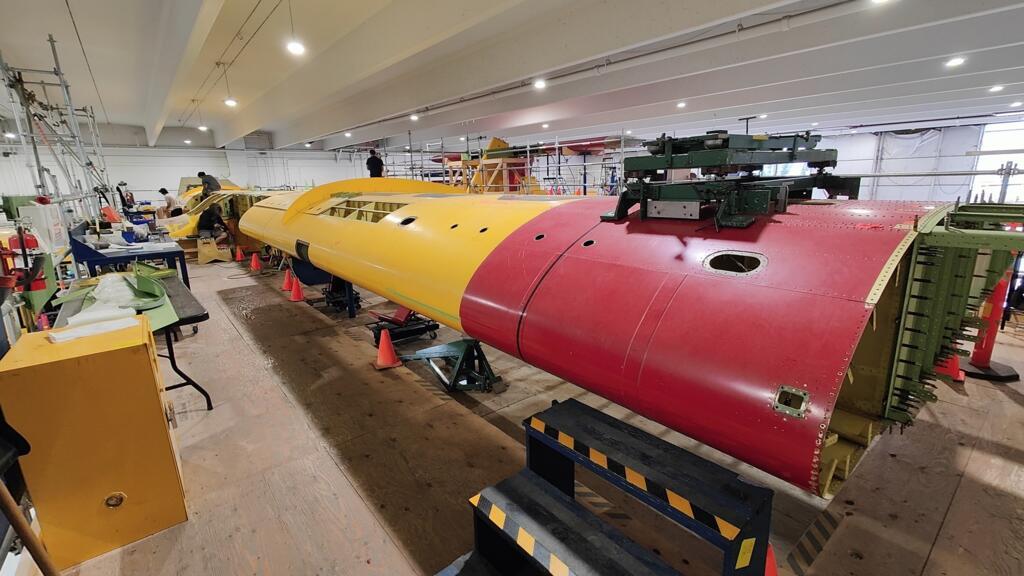 Gerry Kelly fait visiter le hangar qui assemblera le nouveau Canadair, le DHC-515, le 24 août 2023 à Calgary.