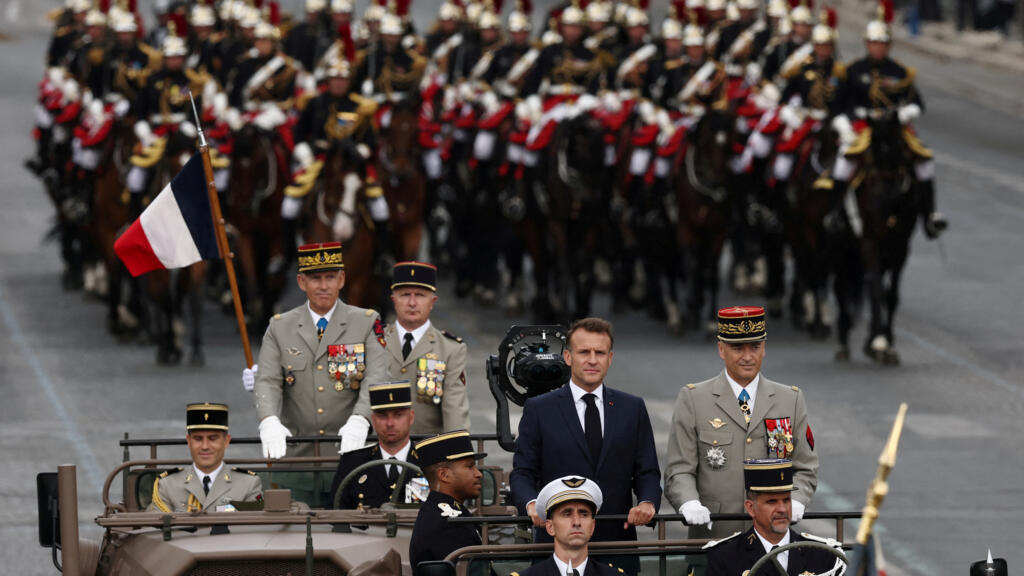 法国总统马克龙在阅兵式上 2025 年 7 月 14 日