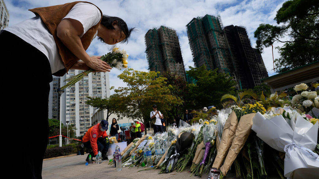 Des milliers de Hongkongais rendent hommage aux victimes de l’incendie de Wang Fuk Court