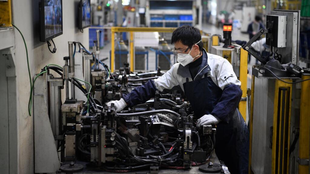 Un ouvrier chinois sur un site d'assemblage automobile à Shanghai, le 24 février 2020.