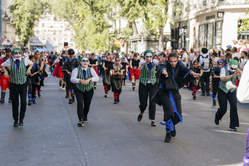 O coereógrafo brasileiro Diego dantas assina o tradicional desfile de abertura da Bienal de Dança de Lyon, cujo tema em 2025 é a "reciclagem das danças".
