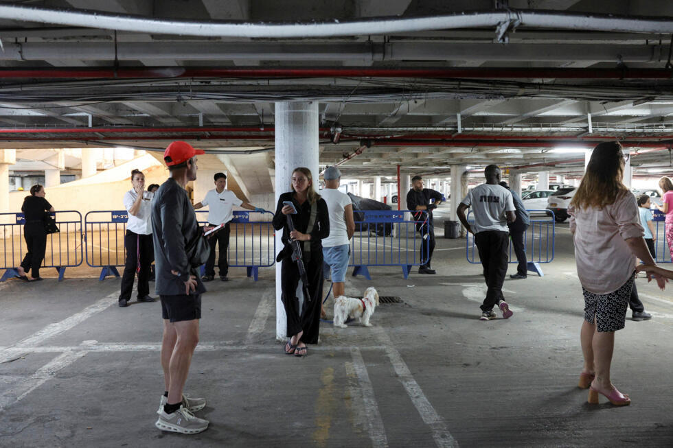 Des habitants de Tel-Aviv s'abritent dans un parking souterrain, lors d'une salve de missiles iraniens, le 23 juin 2025.