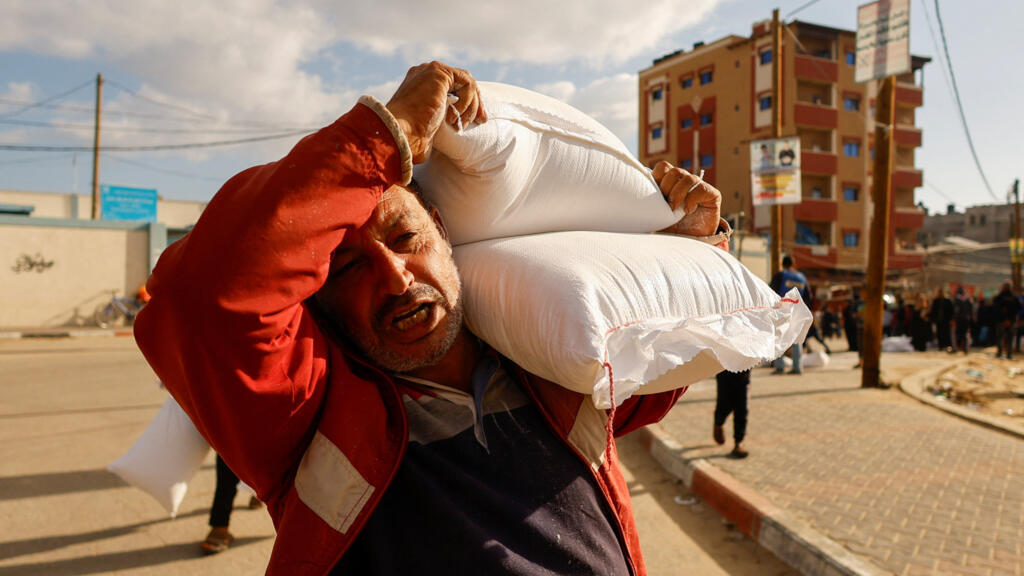 Une aide insuffisante. Depuis le 21 octobre, quelques dizaines de camions d'aide humanitaires arrivent chaque jour dans l'enclave palestinienne, via le terminal de Rafah, à la frontière égyptienne.