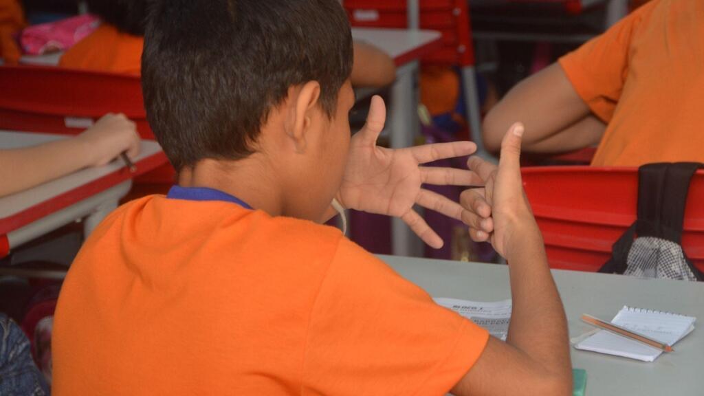 Compter sur ses doigts aide-t-il un enfant à progresser en maths ?