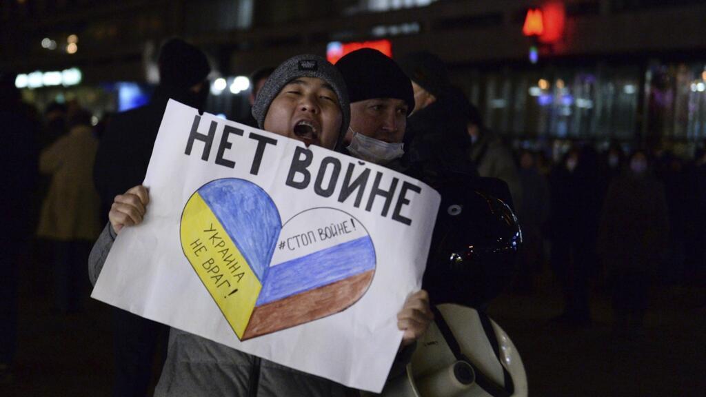 Un policier arrête un manifestant portant une affiche indiquant «Pas de guerre» lors d'une action contre l'attaque russe contre l'Ukraine à Moscou, en Russie, le jeudi 24 février 2022.