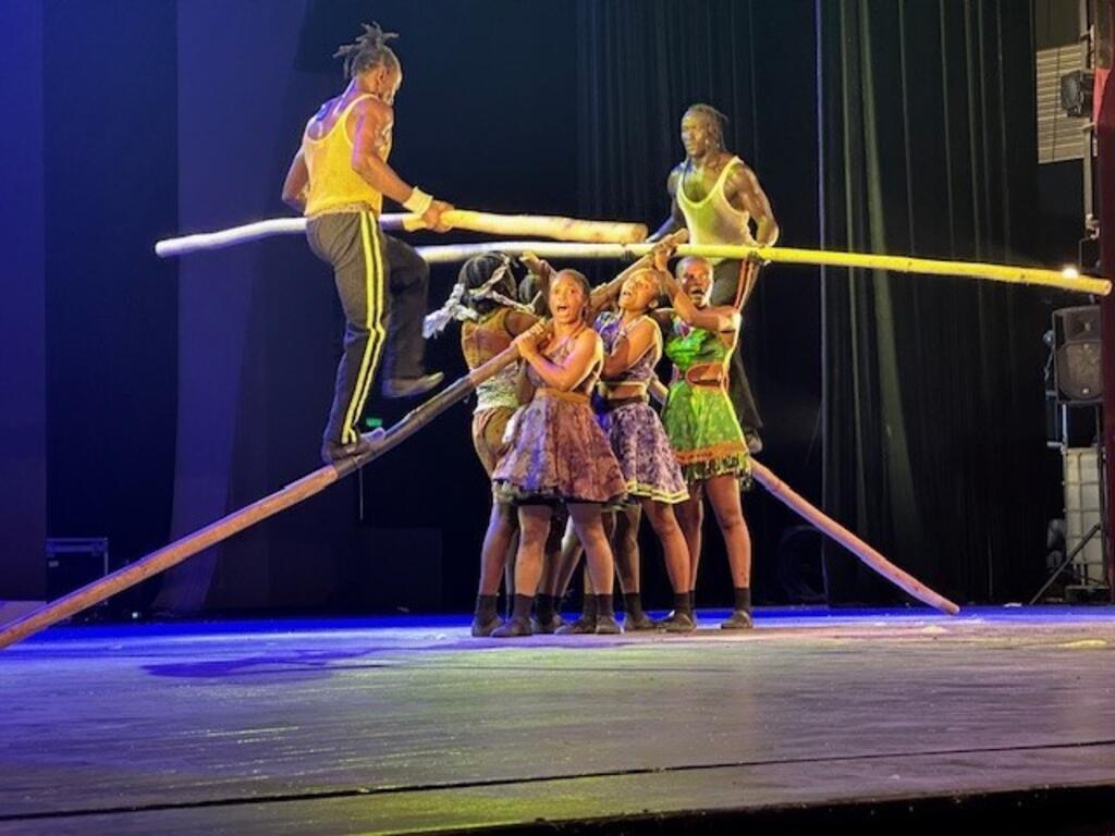 Les acrobates du Circus Baobab au Masa d'Abidjan, le 18 avril 2024.