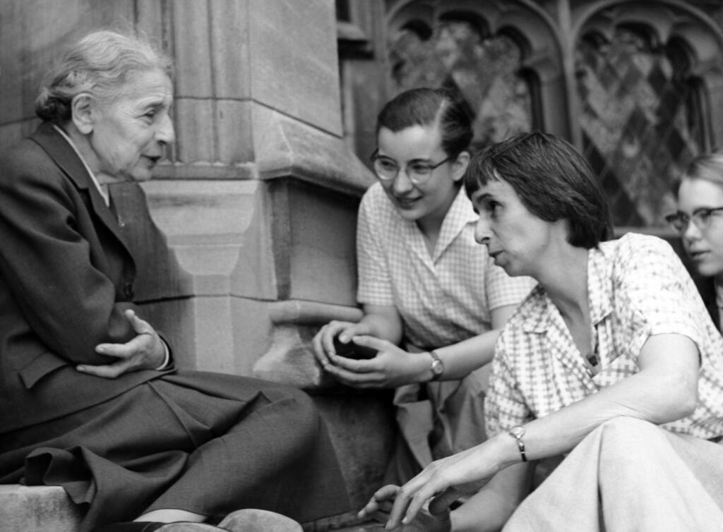 La physicienne Lise Meitner avec des étudiantes sur les marches du bâtiment de chimie du Bryn Mawr College en avril 1959.