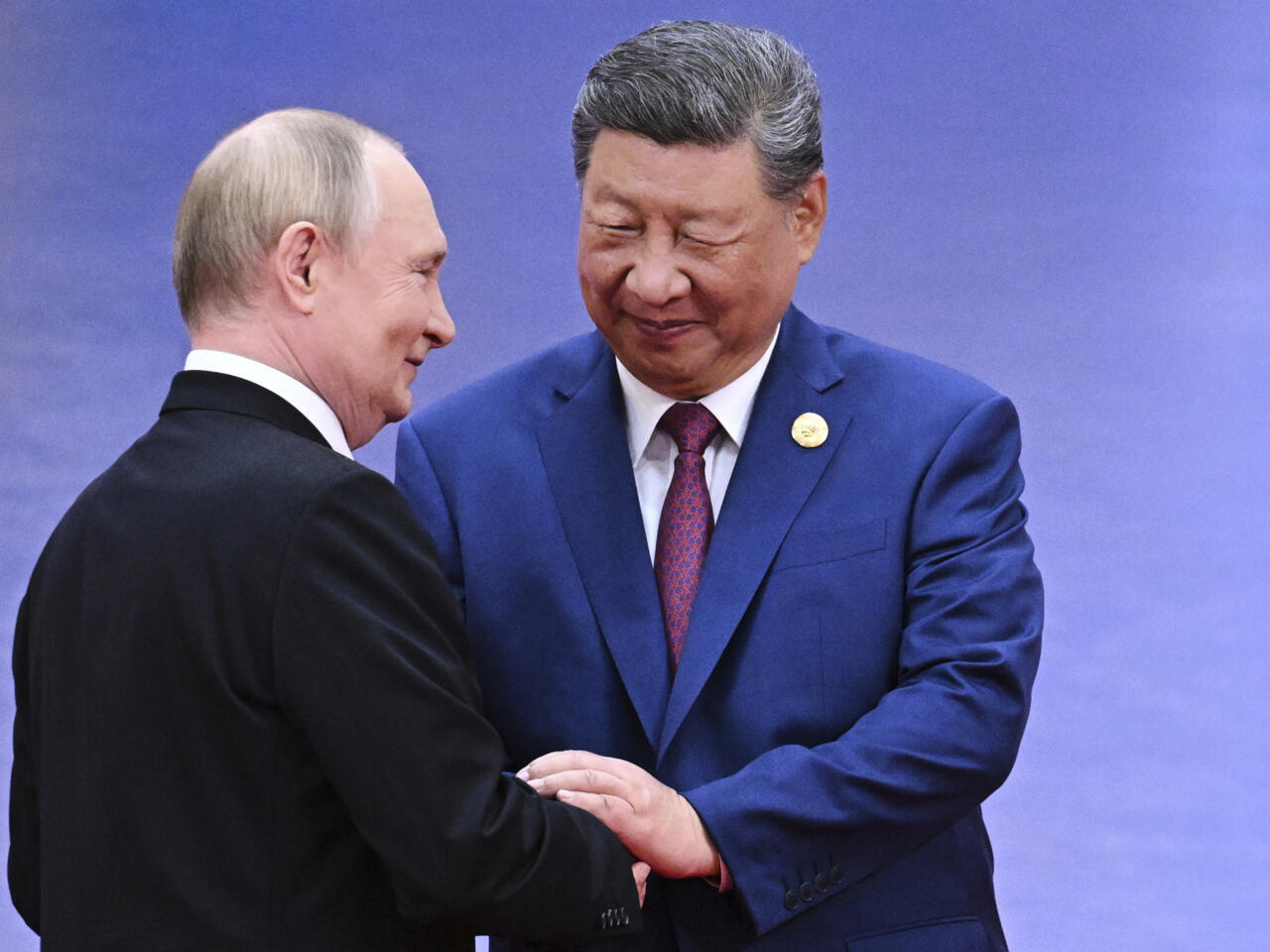 普京抵达天津出席峰会，俄中两国结成“统一战线”抗衡西方