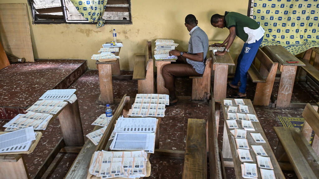 Des bénévoles se préparent à distribuer les cartes d'électeur dans un bureau de vote de Koumassi, un quartier populaire d'Abidjan, le 20 octobre 2025, en prévision de la prochaine élection présidentielle.
