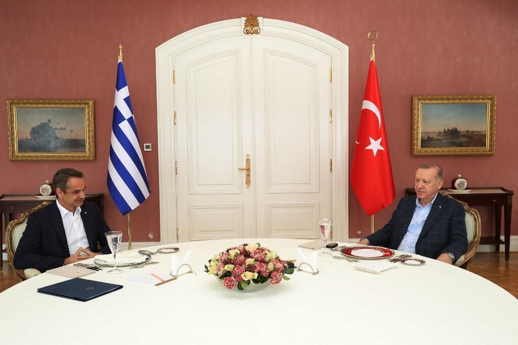 Turkish President Recep Tayyip Erdogan (R) meets with Greek Prime Minister Kyriakos Mitsotakis (L) in Istanbul in March 2022.