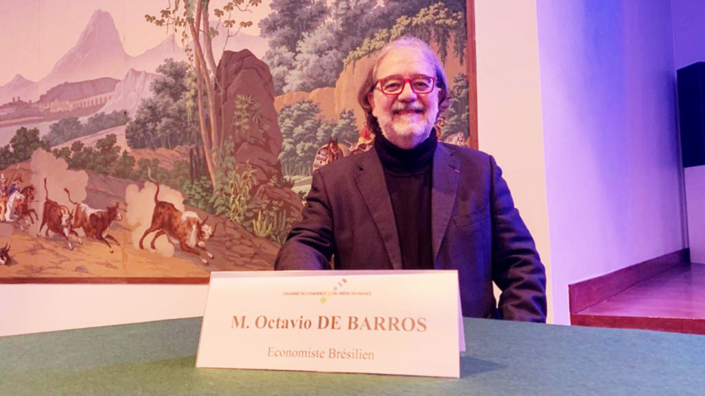 O economista Octávio de Barros durante conferência em Paris em 13 de dezembro de 2022.