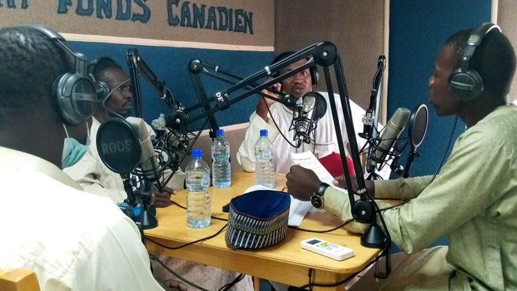L'émission "Kura Bari" dans les studios de Radio Ndarason Internationale, à N'Djaména, en 2021.