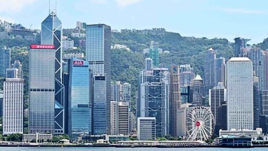 羅奇改口，修正「香港玩完了」的說法，預測香港經濟會復甦。香港政府則維持GDP成長2％到3％的預估。