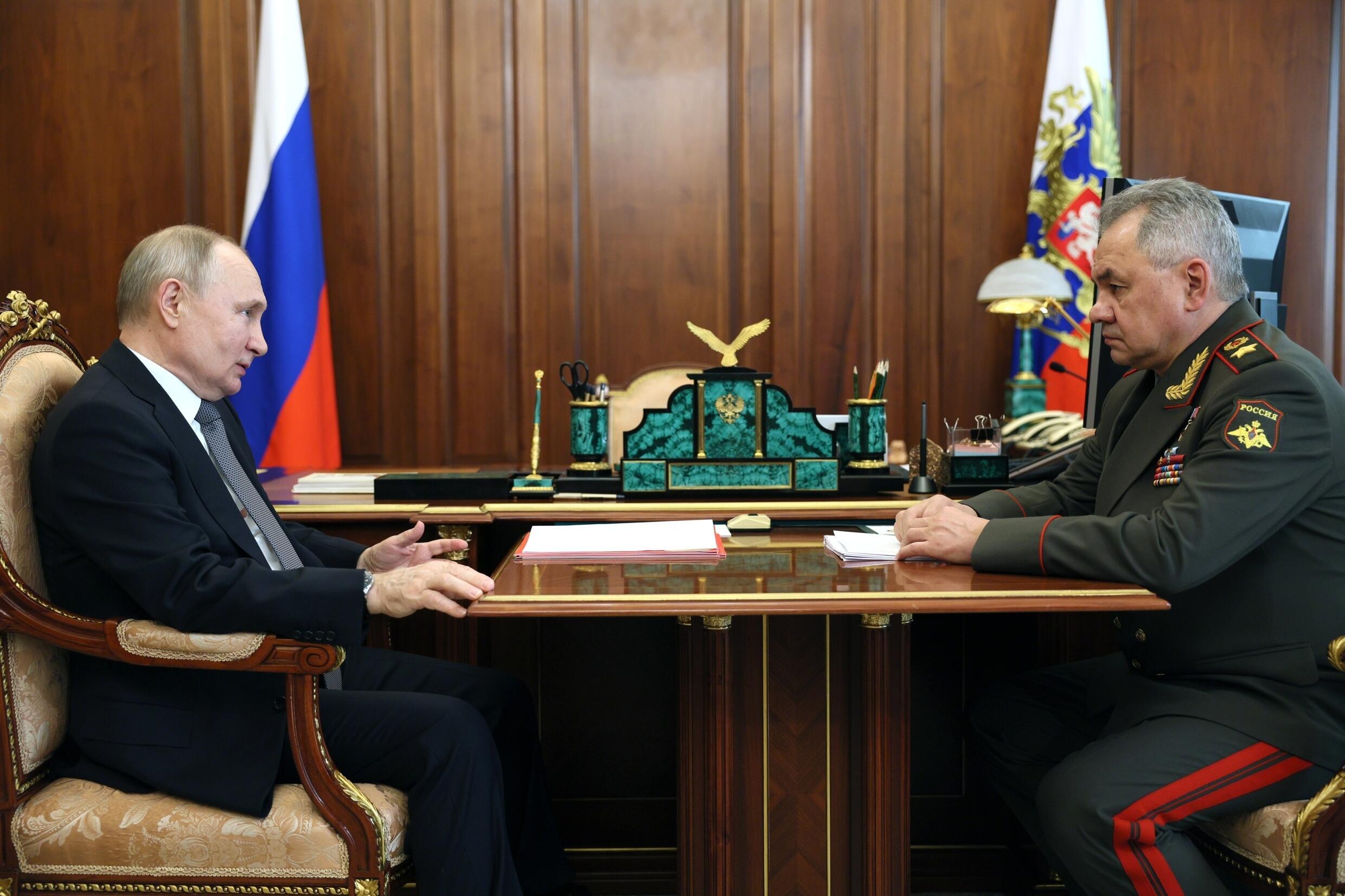 El presidente ruso Vladimir Putin reunido con el ministro de Defensa Serguéi Shoigu en Moscú el 17 de abril de 2023