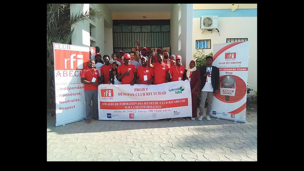 Des membres du Club RFI et Steven Jambot, journaliste à RFI.