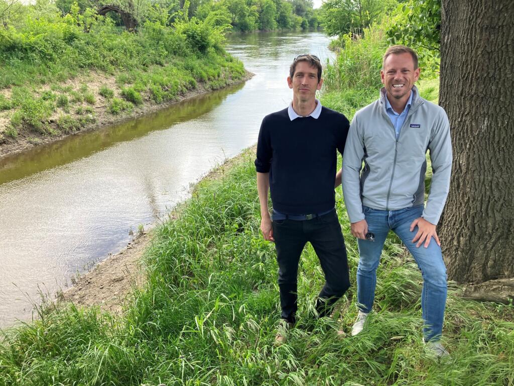 Günther Schattauer et Christoph Caspar de Via Donau devant un méandre raccordé à la Morava.