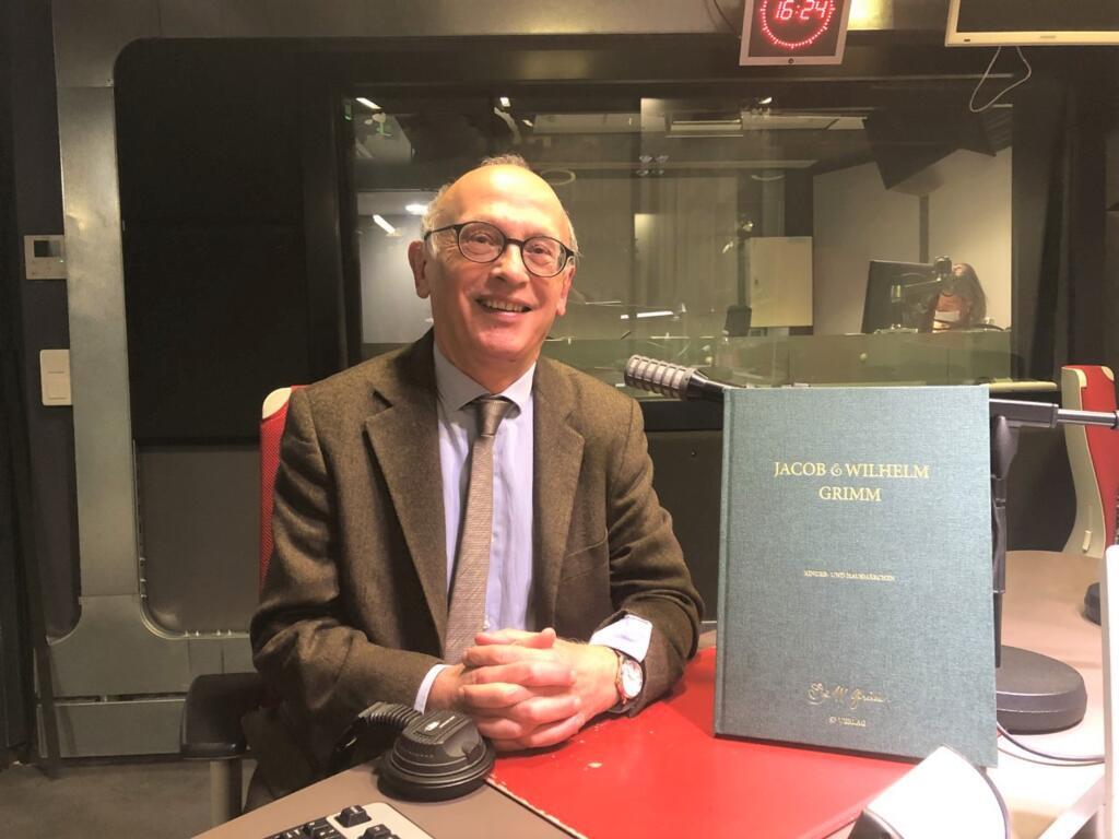 L'universitaire et écrivain Jean-Paul Sermain en studio à RFI (décembre 2021)
