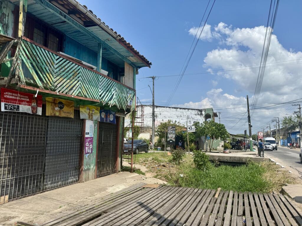 Em frente a um dos terminais hidroviários de Belém, população vive com esgoto passando à céu aberto em frente de casa. (12/11/2025)