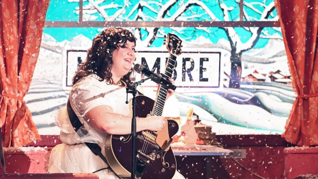 A cantora francesa November Ultra lançou seu primeiro álbum, “Bedroom Walls”, em 2022.