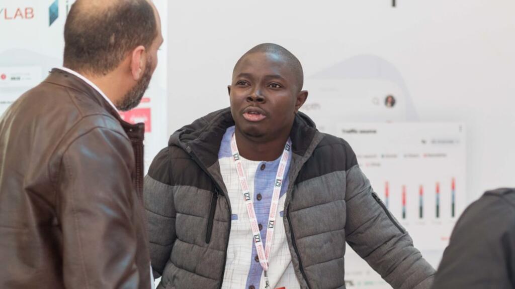 Le journaliste béninois Ignace Sossou en pleine discussion avec Malek Khadhraoui durant des Assises internationales du journalisme de Tunis, en mars 2022.