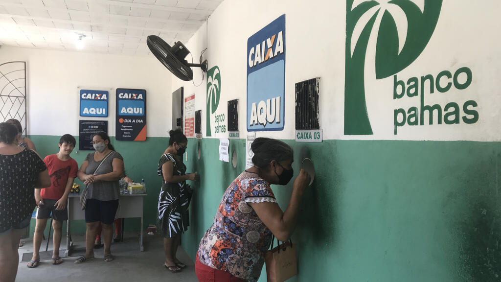 Le Banco Palmas, première banque communautaire du Brésil, a été fondé dans le conjunto Palmeiras, ensemble de favelas de Fortaleza (Ceará).