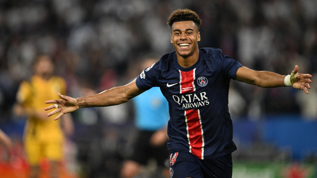 La joie de Désiré Doué après le troisième but du PSG. 