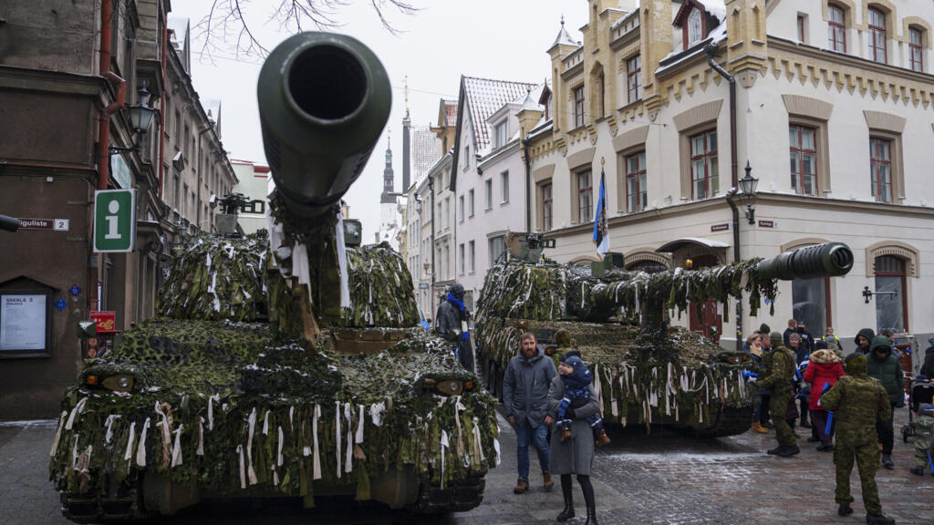 Ảnh minh họa : Pháo K9 Thunder do tập đoàn Hàn Quốc Hanwha Aerospace sản xuất trong lễ diễu binh tại Tallinn của quân đội Estonia kỉ niệm 105 năm thành lập nước CH Estonia, ngày 24/02/2023.