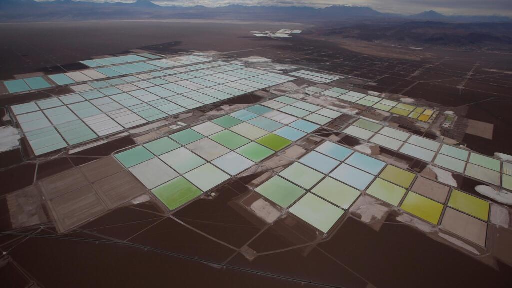 Une vue aérienne de bassins d'une mine de lithium dans le désert d'Atacama dans le nord du Chili