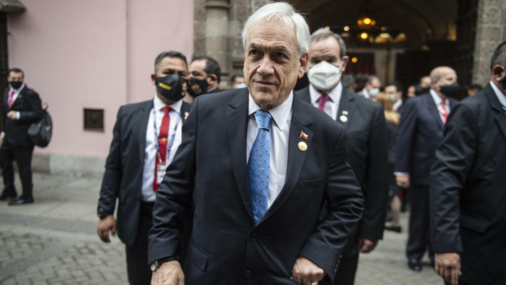 A oposição pede o “impeachment” de Piñera após os fatos revelados pela investigação jornalística denominada Pandora Papers, em que a venda do projeto de mineração Dominga, que envolveu a família do presidente e o empresário chileno Carlos Alberto Délano, é relatada por meio de uma transação nas Ilhas Virgens Britânicas, um paraíso fiscal.