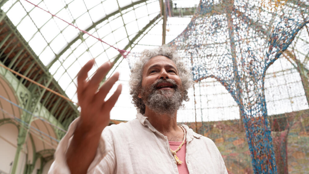 Ernesto Neto apresenta "Nosso Barco Tambor Terra" no Grand Palais, em Paris (5/6/25).