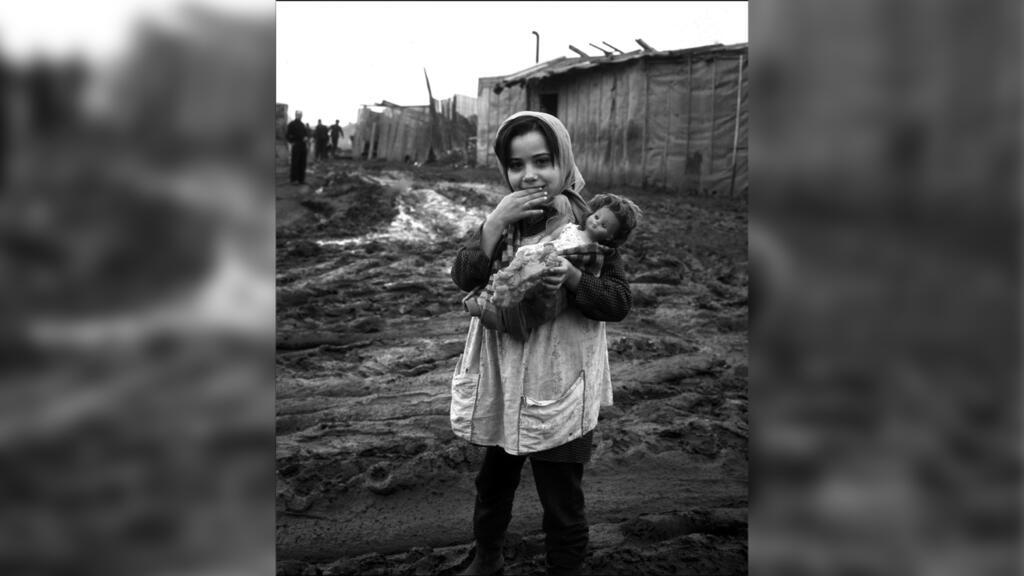 1969, bidonville à St Denis, région parisienne, petite Portugaise immigrée.