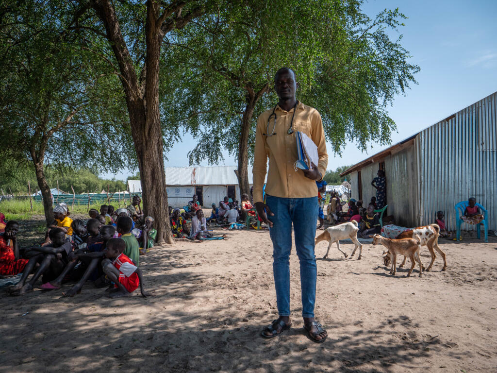 Le docteur Juong Dok Tut en consultation à la clinique de Paguong, village situé le long du canal de Jonglei, entouré d'eau des inondations, dans le comté d'Ayod de l'Etat du Jonglei au Soudan du Sud, le 14 novembre 2024.