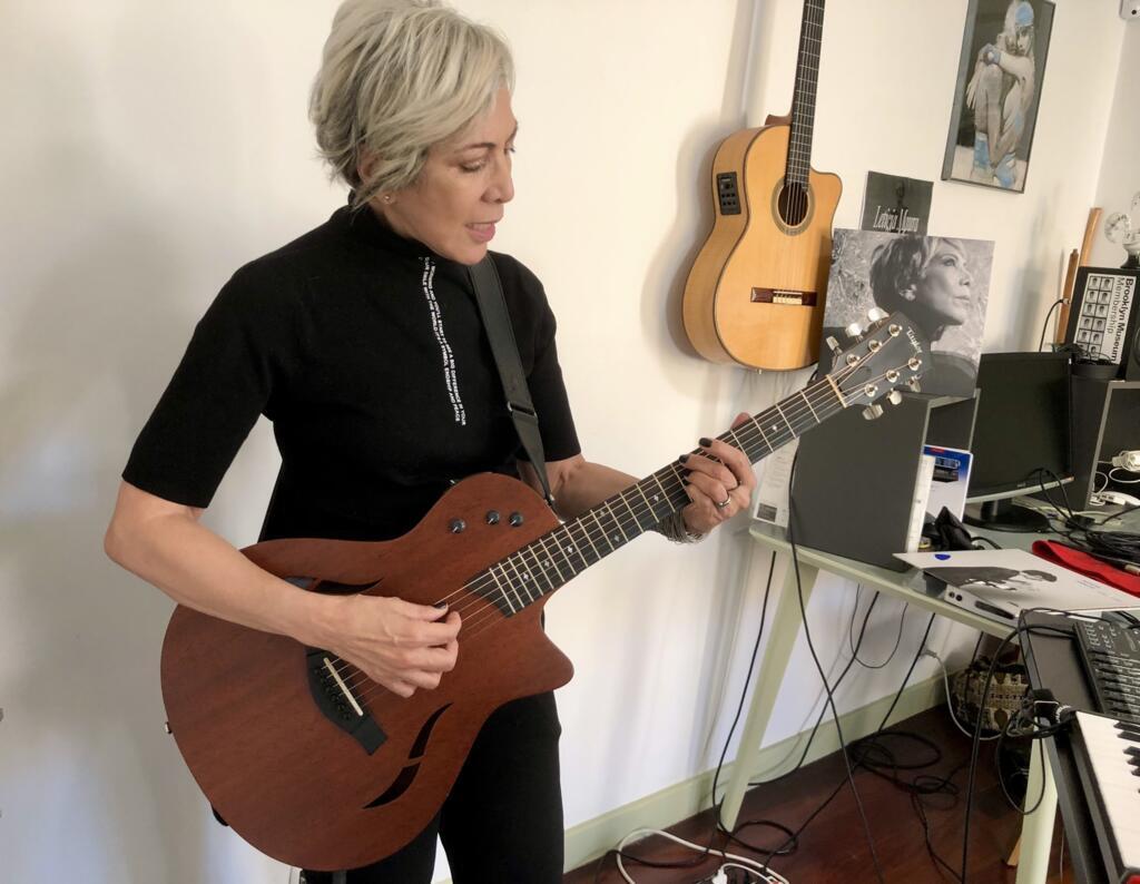 Letícia Maura no estúdio de sua casa em Lisboa, Portugal.