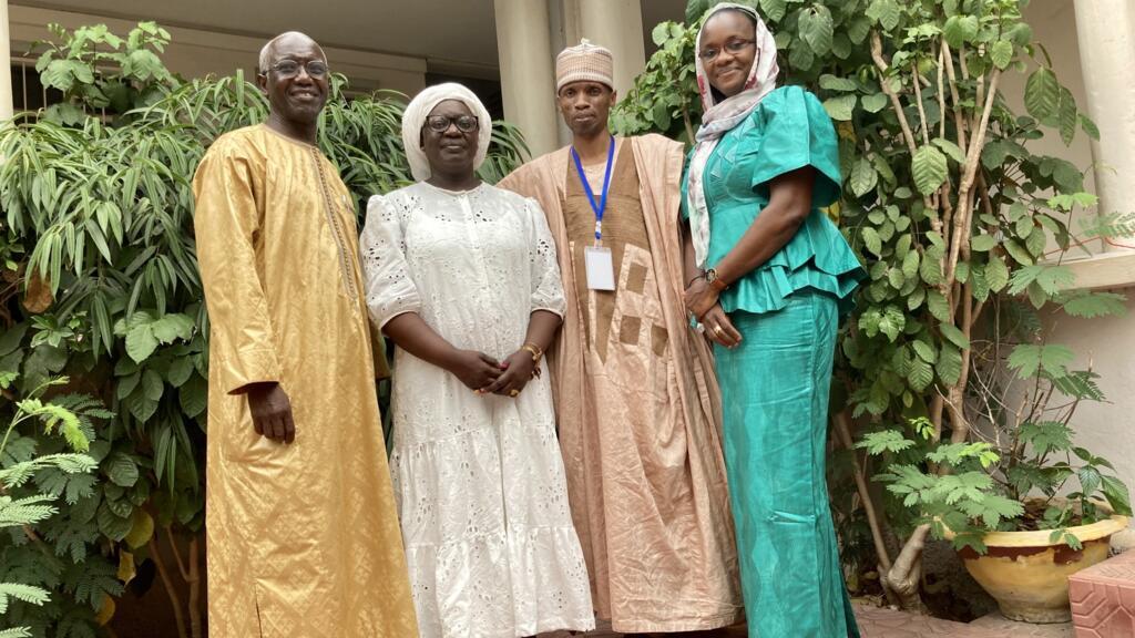 Ibrahima Thioub à gauche, avec ses anciens étudiants devenus historiens Dior Konate et Ahmadou Séhou, et sa fille journaliste Astou Mbene Thioub.